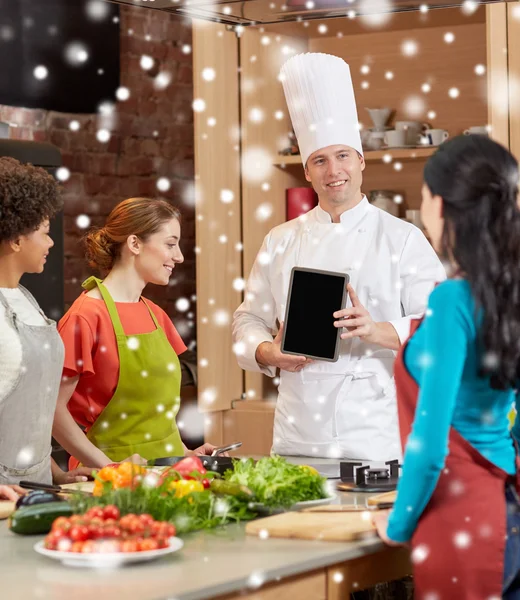 Femmes heureuses avec chef et tablette pc dans la cuisine — Photo