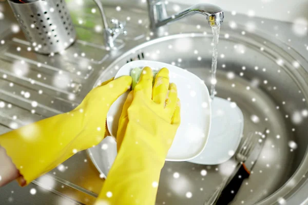 Primer plano de las manos de la mujer lavando platos en la cocina — Foto de Stock