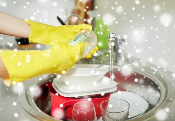 Gros plan de femme mains laver la vaisselle dans la cuisine — Photo