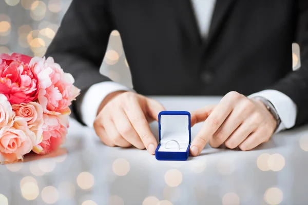 Close up de homem com caixa de presente e anel de noivado — Fotografia de Stock