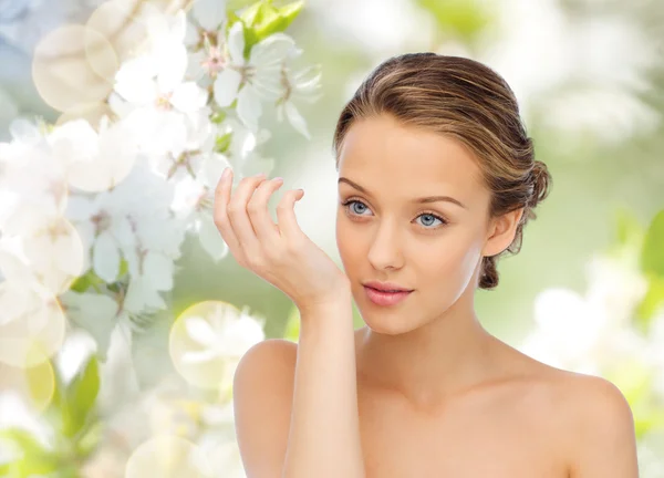 Vrouw ruikende parfum van pols van haar hand — Stockfoto