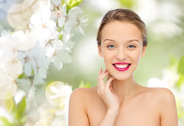 Giovane donna sorridente con rossetto rosa sulle labbra — Foto Stock