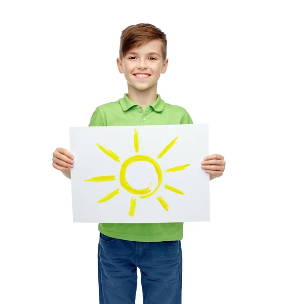 Menino feliz segurando desenho ou imagem do sol — Fotografia de Stock