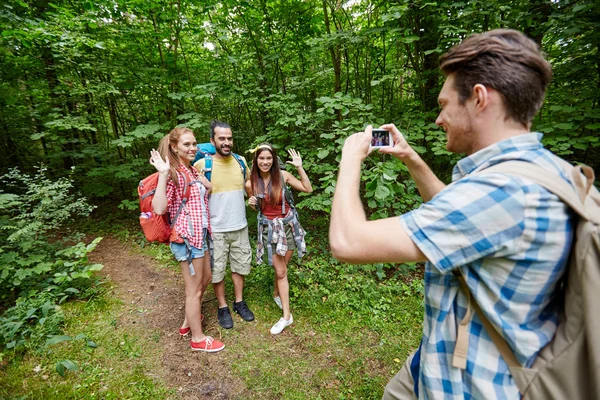 Amigos con mochila tomando selfie por teléfono inteligente —  Fotos de Stock