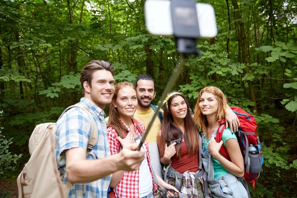 Venner med ryggsekk som tar selfie med smarttelefon – stockfoto