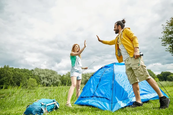 Pareja feliz armando tienda al aire libre — Foto de Stock