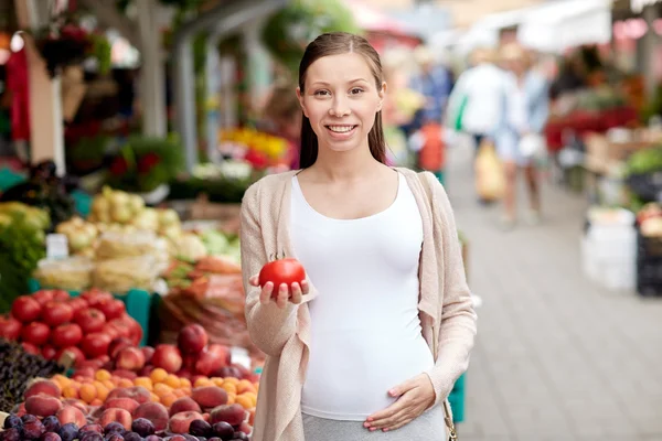 Mujer embarazada eligiendo comida en el mercado callejero — Foto de Stock