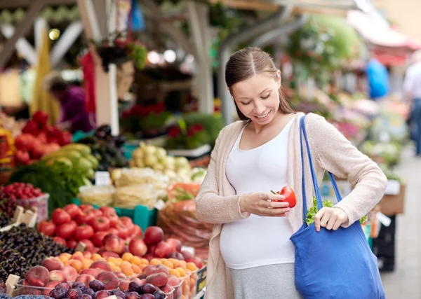 Schwangere kauft Lebensmittel auf Wochenmarkt — Stockfoto