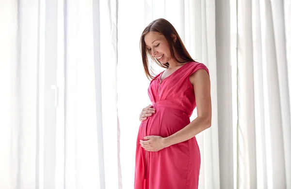 Mulher grávida feliz com barriga grande em casa — Fotografia de Stock