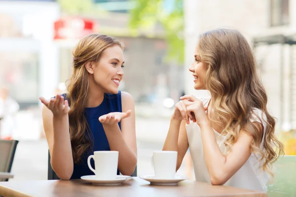 Giovani donne che bevono caffè e parlano al caffè — Foto Stock