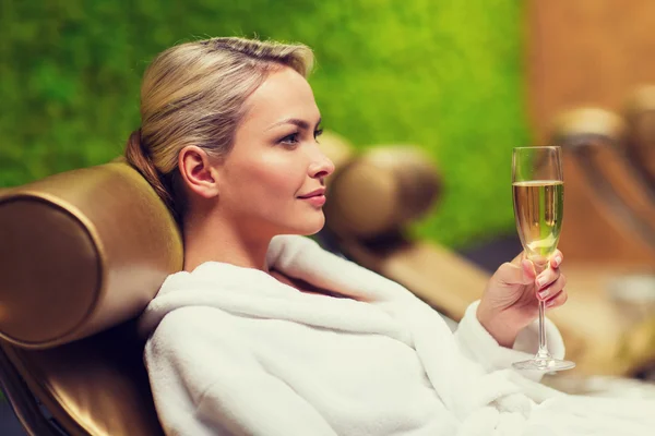 Schöne junge Frau trinkt Champagner im Wellnessbereich — Stockfoto