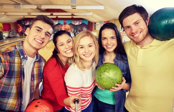 Happy friends taking selfie in bowling club — Stock Photo, Image