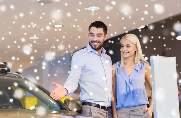 Heureux couple acheter une voiture dans le salon ou le salon de l'automobile — Photo