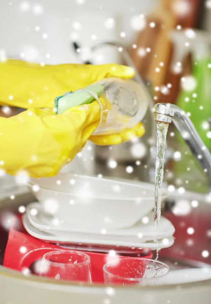 Close up of woman hands washing dishes in kitchen — Stock Photo, Image