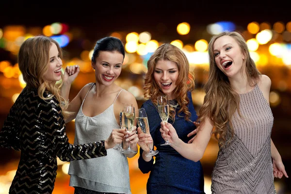 Donne felici clinking bicchieri di champagne sopra le luci — Foto Stock