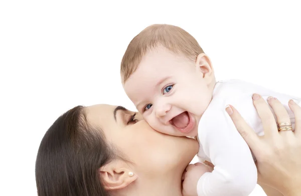 Мама целует своего ребенка — стоковое фото