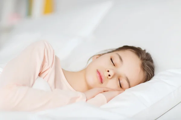 Flicka sova i sängen hemma — Stockfoto