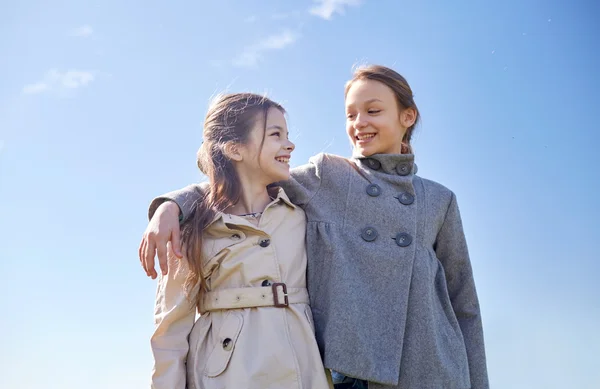 Sarılma ve açık havada konuşurken mutlu küçük kızlar — Stok fotoğraf