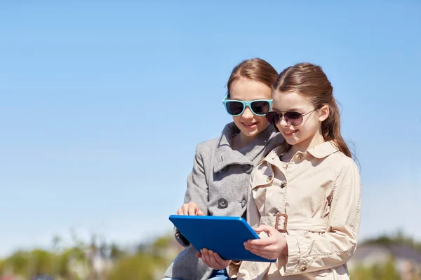 Chicas felices con tablet PC al aire libre —  Fotos de Stock