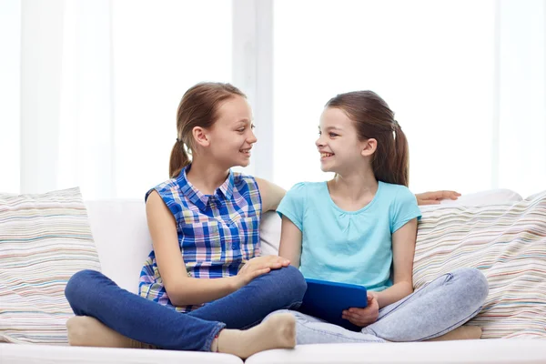 Meninas felizes com tablet pc falando em casa — Fotografia de Stock