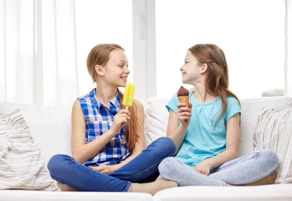 Niñas felices comiendo helado en casa — Foto de Stock