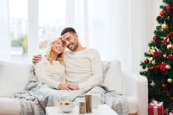 Coppia felice a casa con albero di Natale — Foto Stock