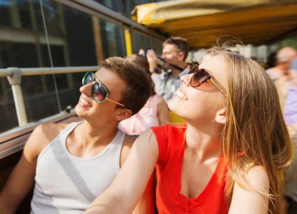 Happy teenage couple traveling by tour bus — Stock Photo, Image