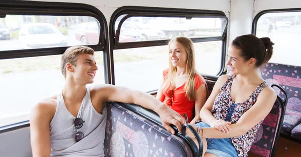 快乐的青少年朋友，乘公共汽车旅行 — 图库照片