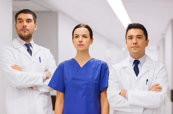 Група лікарів або лікарів у лікарні — стокове фото