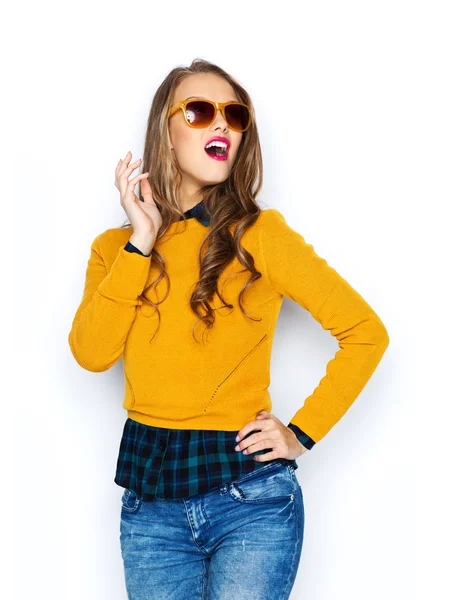 Glad ung kvinna eller tonåring tjej i casual kläder — Stockfoto