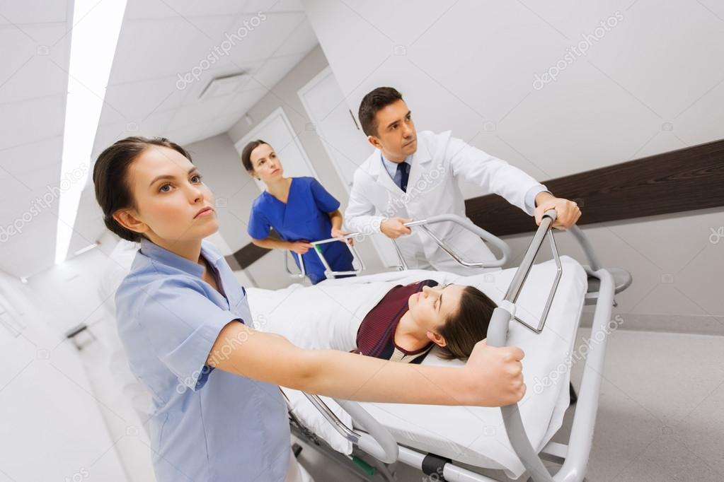 Пациент в стационаре. Уход за пациентом. Ребенок лежи в больнице. Ребенок в палате. Госпитализация дать ложиться.