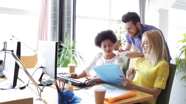 Équipe créative heureuse avec des ordinateurs au bureau — Video