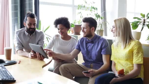 Equipe de negócios com smartphones e tablet pc — Vídeo de Stock