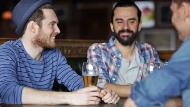 Glückliche männliche Freunde, die Bier in der Bar oder Kneipe trinken — Stockvideo