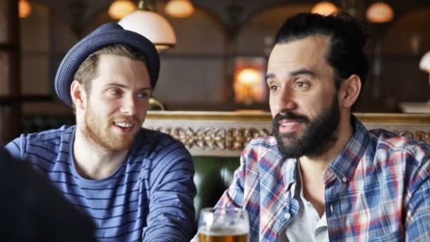 Heureux amis masculins boire de la bière au bar ou pub — Video