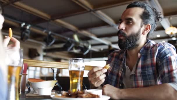 Amigos homens felizes bebendo cerveja no bar ou pub — Vídeo de Stock