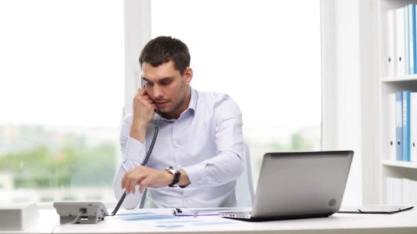 Hombre de negocios con portátil llamando por teléfono — Vídeos de Stock