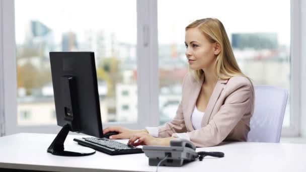 Bilgisayar ve telefon ile gülümseyen iş kadını — Stok video