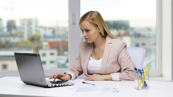 Mujer de negocios sonriente con portátil y papeles — Vídeos de Stock