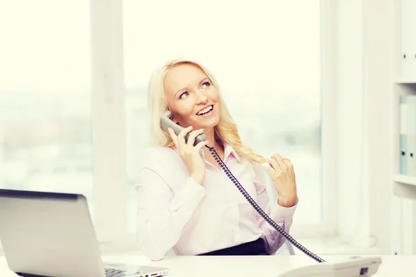 Donna d'affari sorridente o studente che chiama al telefono — Foto Stock