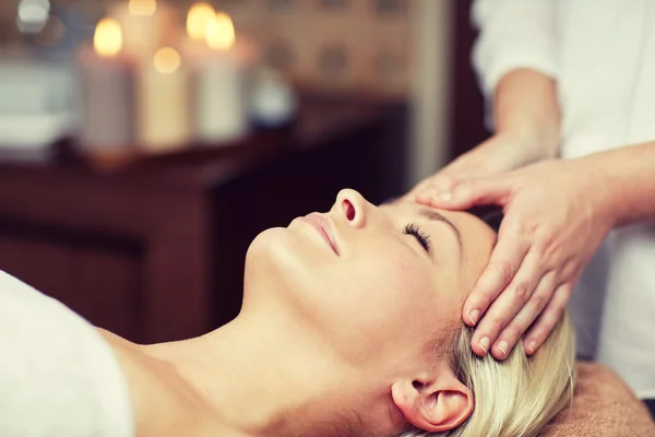 Primer plano de la mujer teniendo masaje facial en el spa — Foto de Stock