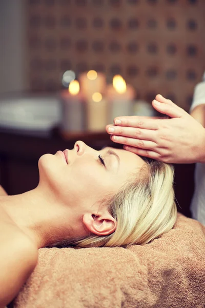 Close up de mulher fazendo massagem facial no spa — Fotografia de Stock