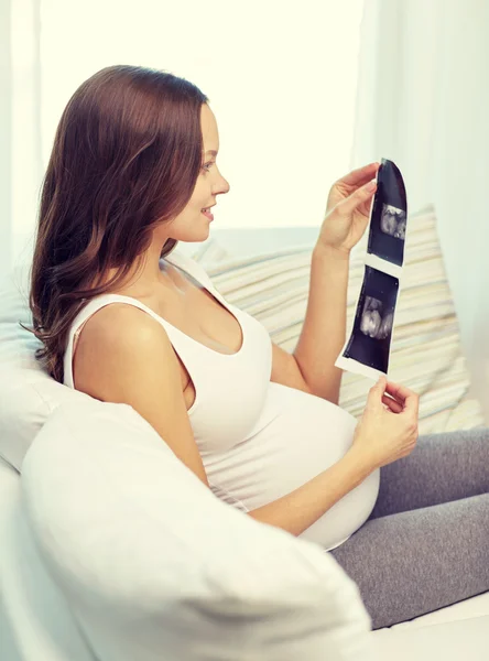 Mulher grávida feliz com imagem de ultra-som em casa — Fotografia de Stock