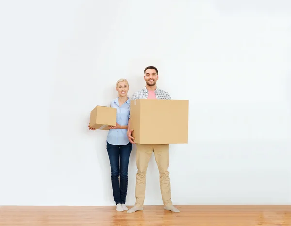 Cuplu cu cutii de carton care se mută la o casă nouă — Fotografie, imagine de stoc