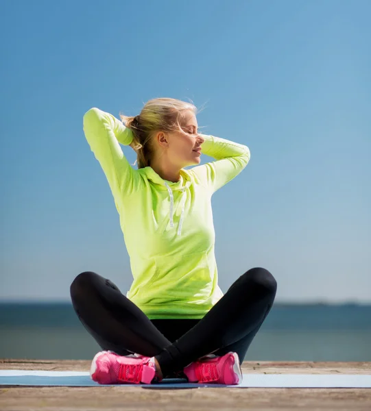 Donna che fa yoga all'aperto — Foto Stock