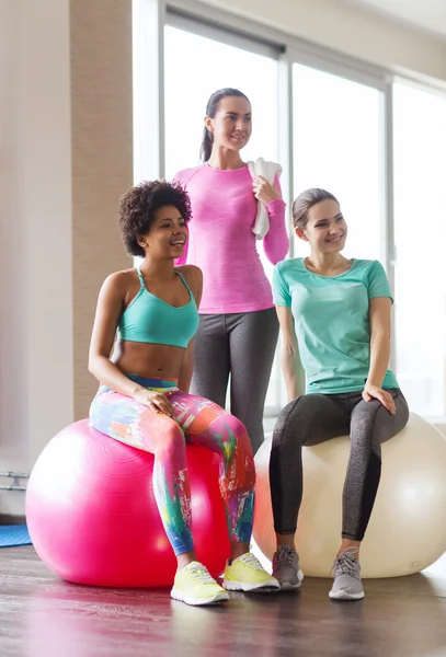 Grupp leende kvinnor med träningsbollar i gym — Stockfoto