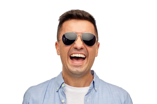 Gezicht van de lachende man in het shirt en zonnebril — Stockfoto