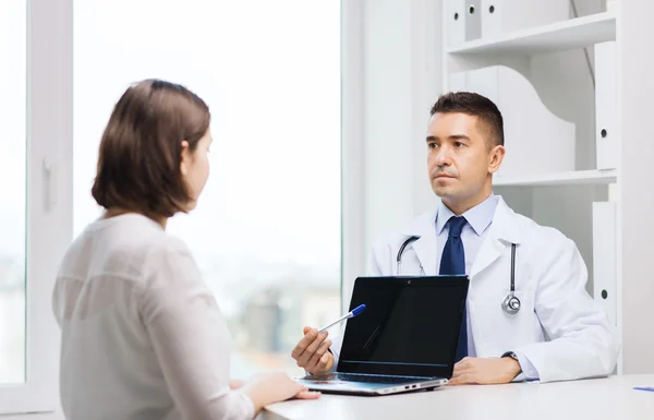 Médico y mujer joven reunidos en el hospital — Foto de Stock