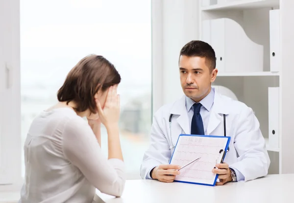 Medico e giovane donna incontro in ospedale — Foto Stock