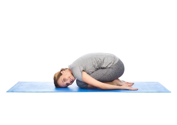 Mulher feliz fazendo ioga na criança posar no tapete — Fotografia de Stock